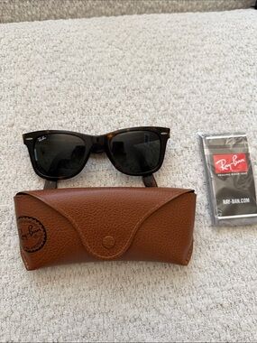 Ray-Ban Sunglasses Tortoiseshell Frame with Black Lenses